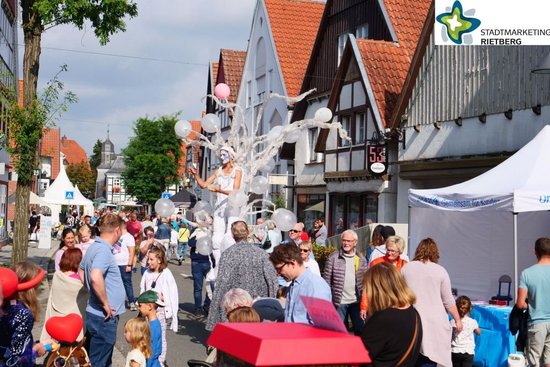 Buntes Treiben in der Rathausstraße. In der Bildmitte Stelzenläufer Olaf Leonhardt.