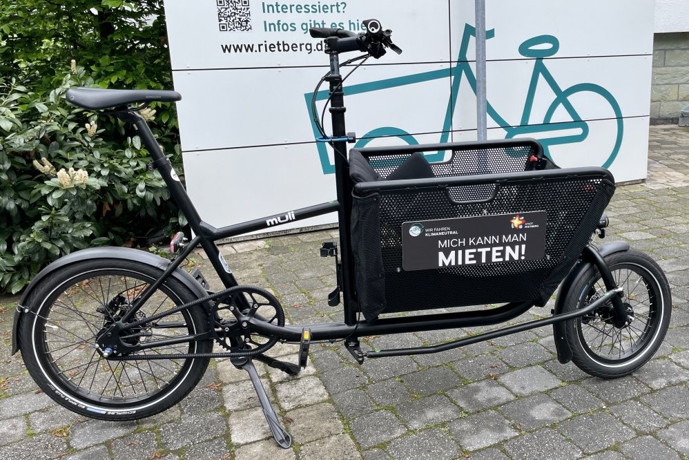 Das Lastenrad vor dem Schuppen, in dem es gelagert wird.
