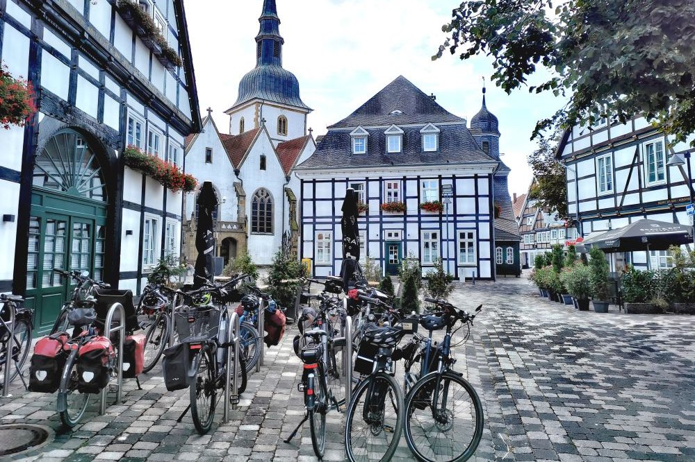 Fahrräder abgestellt am Rietberger Bolzenmarkt, im Hintergrund das Rathaus und die Kirche St. Johannes Baptist.