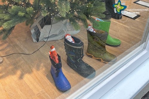Mit Süßigkeiten befüllte Stiefel im Schaufenster.