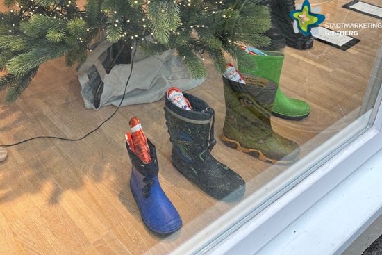 Mit Süßigkeiten befüllte Stiefel im Schaufenster.