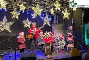 Karin Meier mit Kindern auf der Bühne.