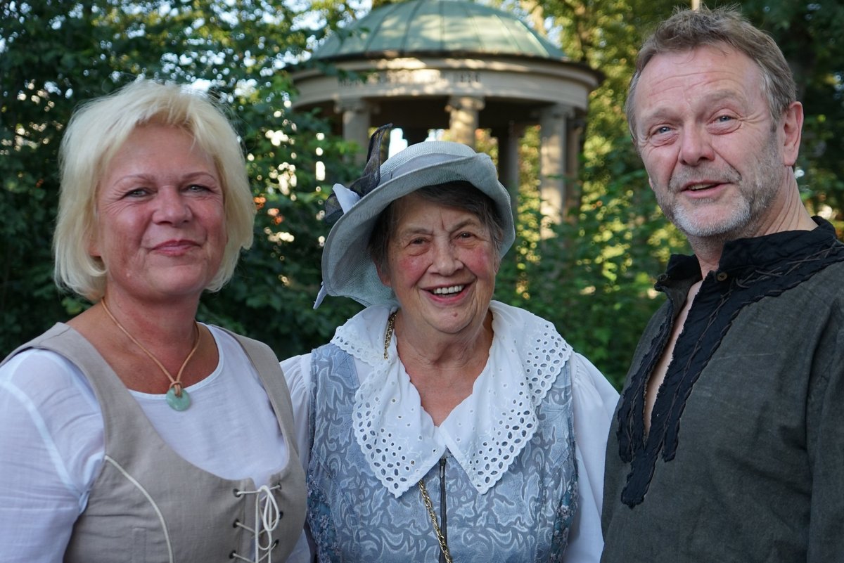 Drei Gästeführer der Pättkes-und-Pintentour in ihren Kostümen