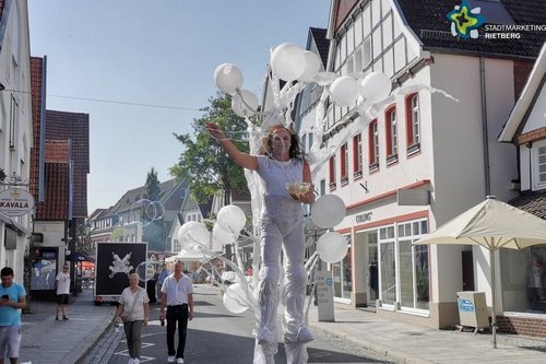 Stelzenläufer Olaf Leonhard formt riesige Seifenblasen.