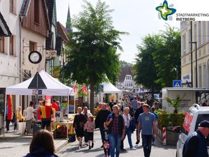 Menschen flanieren die Rathausstraße entlang. Viele Stände sind aufgebaut und locken zum Schauen.