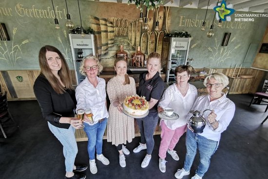 Gästeführerinnen und Organisatorinnen mit Torte in der Schaubrauerei Emsbräustübchen.
