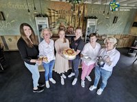 Gästeführerinnen und Organisatorinnen mit Torte in der Schaubrauerei Emsbräustübchen.