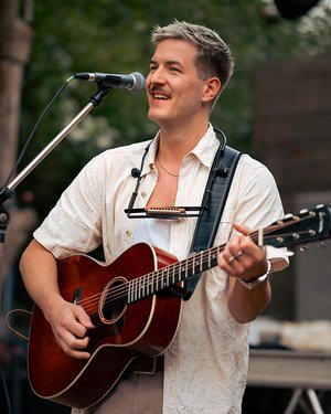Der Sänger mit seiner Gitarre.