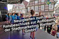 Kinder tanzen vor dem Rathaus auf einer Bühne, vor der viele Besucher stehen. Archivfoto.