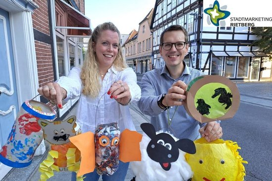 Laura Hunke und Johannes Wiethoff mit Laternen in der Rathausstraße.