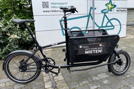 Das Lastenrad vor dem Schuppen, in dem es gelagert wird.