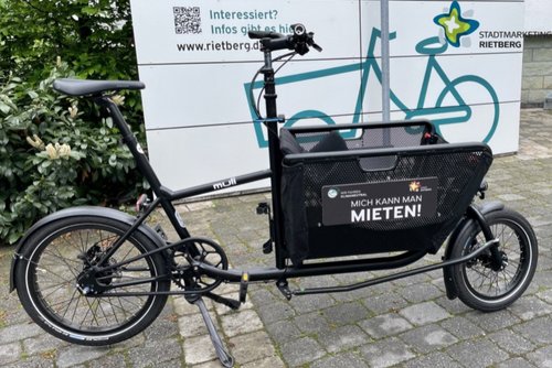 Das Lastenrad vor dem Schuppen, in dem es gelagert wird.