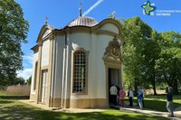Die sanierte Johanneskapelle. Einige Menschen gehen in die kleine Kirche.
