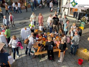 Bastelaktion für Kinder mit Kürbissen vor dem Rathaus