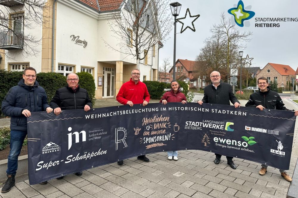 Sponsoren und Organisatoren stehen mit einem großen Banner, auf dem die Namen der Sponsoren abgedruckt sind, am Nordtor. Im Hintergrung mehrere der neuen Sterne.
