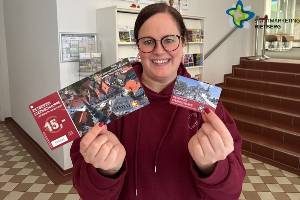 Julia Wittreck mit zwei Sternschnuppen in den Händen, einer Papiersternschnuppe und einer aufladbaren Karte.