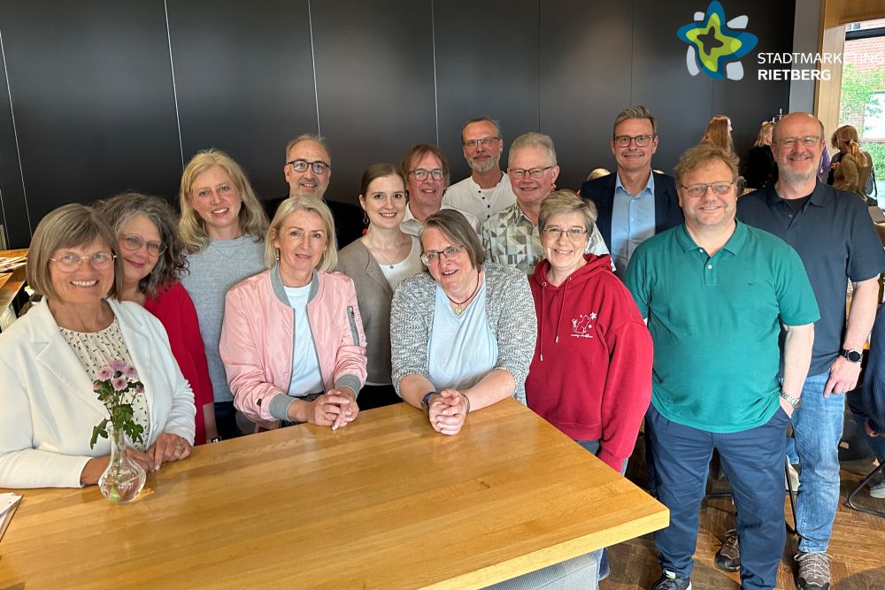 Die neuen Gästeführer stehen mit Bürgermeister Andreas Sunder an einem Tisch.
