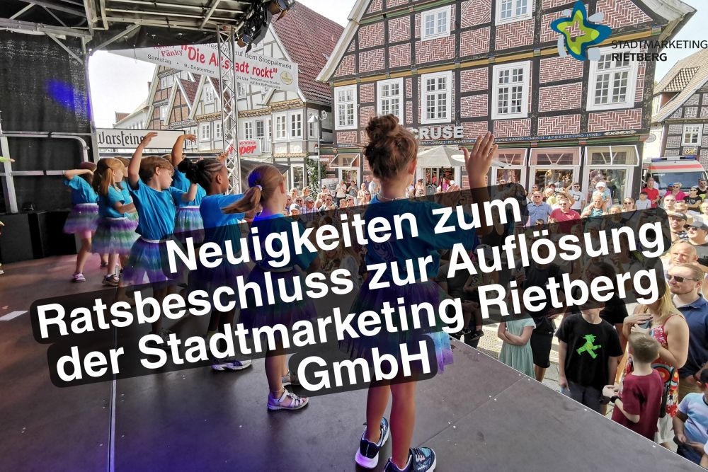 Kinder tanzen vor dem Rathaus auf einer Bühne, vor der viele Besucher stehen. Archivfoto.